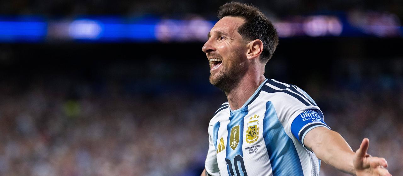 Lionel Messi celebrates against Algeria