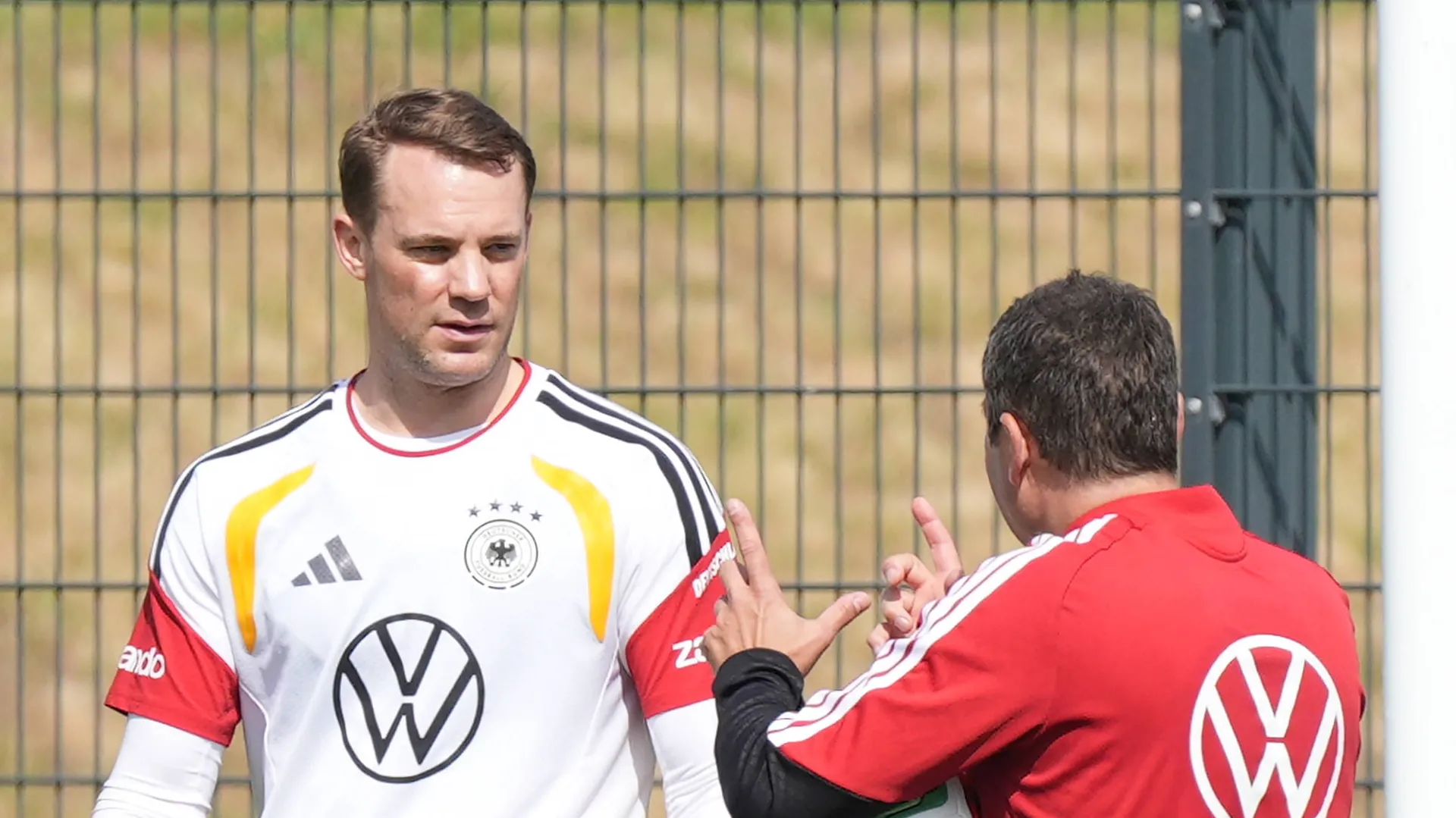 Manuel Neuer (left) in conversation with DFB goalkeeping coach Andreas Kronenberg.