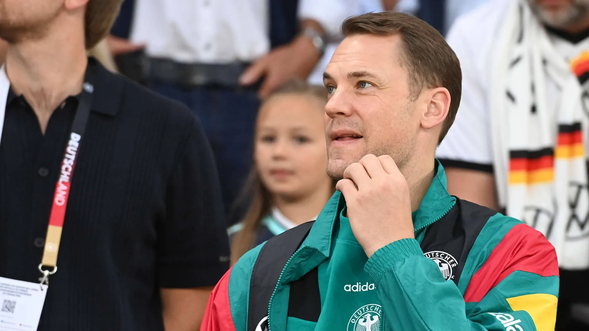 Manuel Neuer on the sidelines of the international match against Finland: The goalkeeper is currently being rested.
