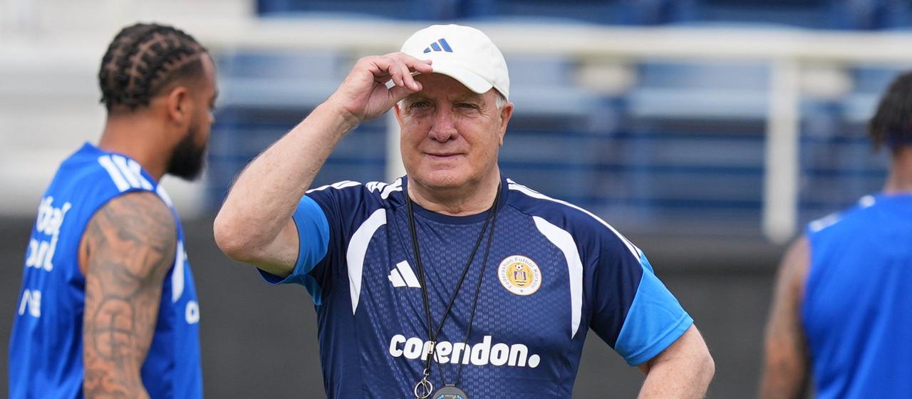 Curaçao's head coach Dick Advocaat during a training session