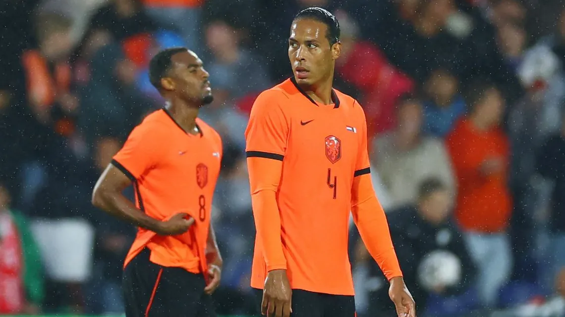 Stunned: Netherlands defense chief Virgil van Dijk in the game against Algeria.