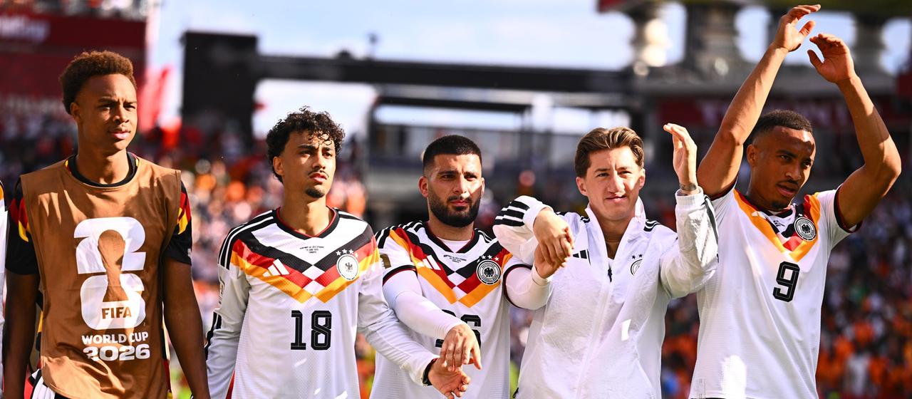 from left Assan Ouédraogo, Nathaniel Brown, Deniz Undav, Angelo Stiller and Jamie Leweling on the lap of honor