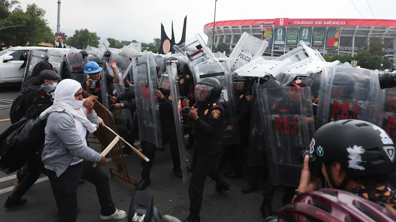 World Cup in Mexico: Hundreds of chaotic people want to storm the Aztec Stadium! | football
