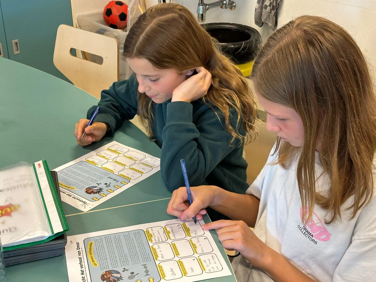 The trial lesson teaches the children about informal care in a playful way (photo: Omroep Brabant).