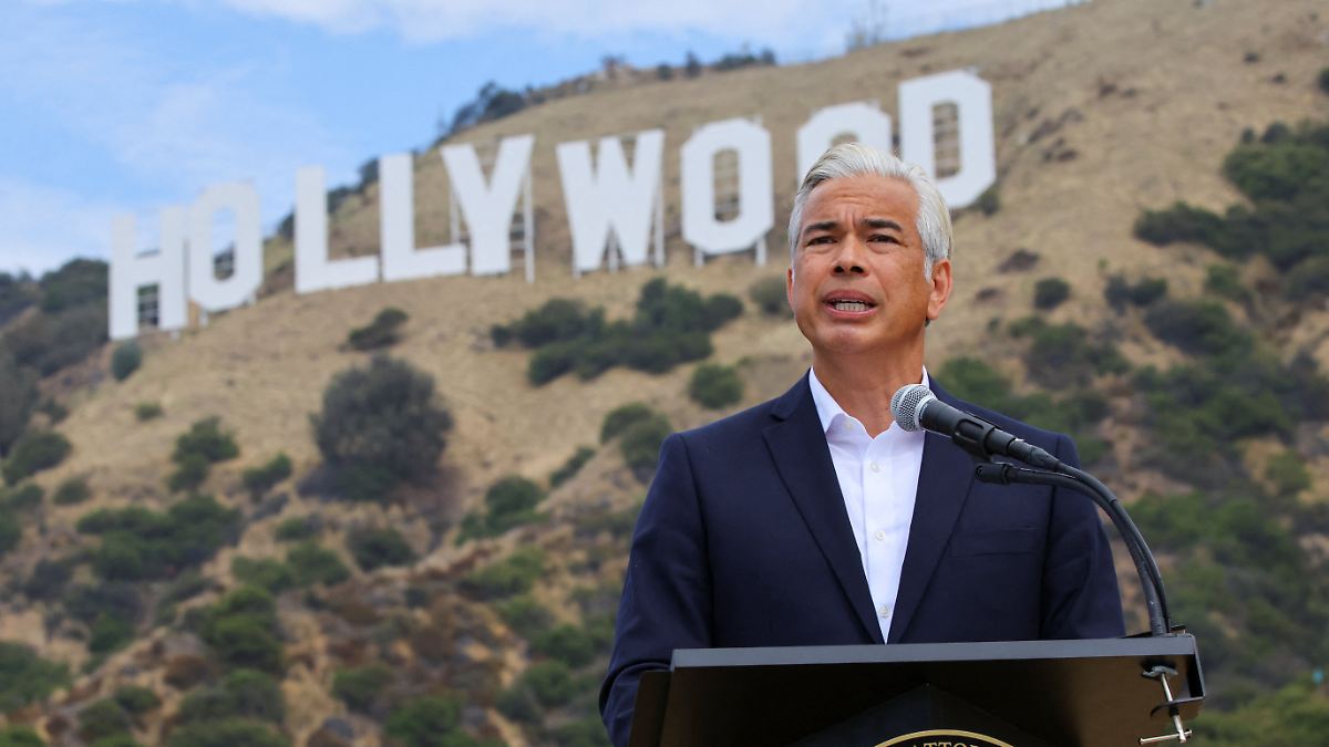 <p><strong>12 States Challenge Paramount’s Acquisition of Warner Bros: The Fight Continues</strong></p>