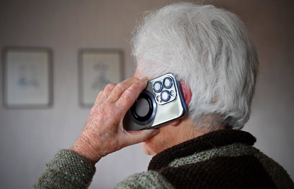 90-Year-Old Outsmarts Fake Amazon Employee in Falkenstein Scam Attempt