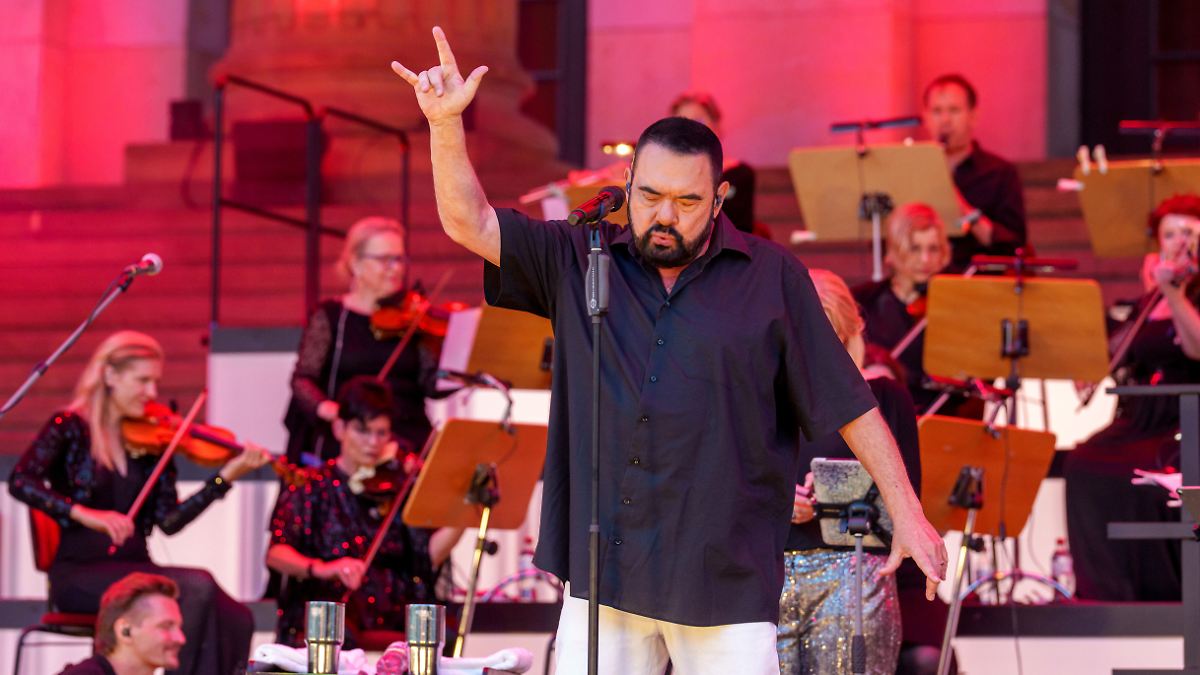 Alphaville Cancels Shows: Singer Marian Gold Breaks Rib in Gelsenkirchen