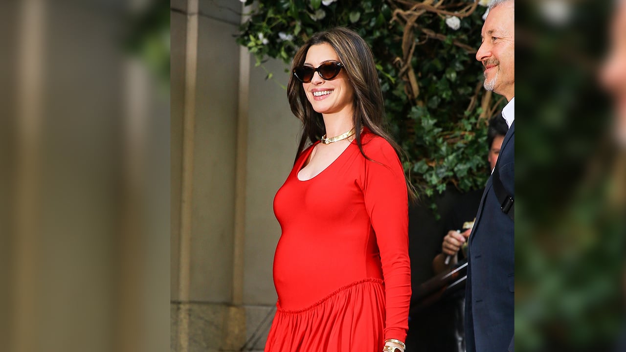 Anne Hathaway Proudly Displays Baby Bump: A Stylish New Chapter Begins!
