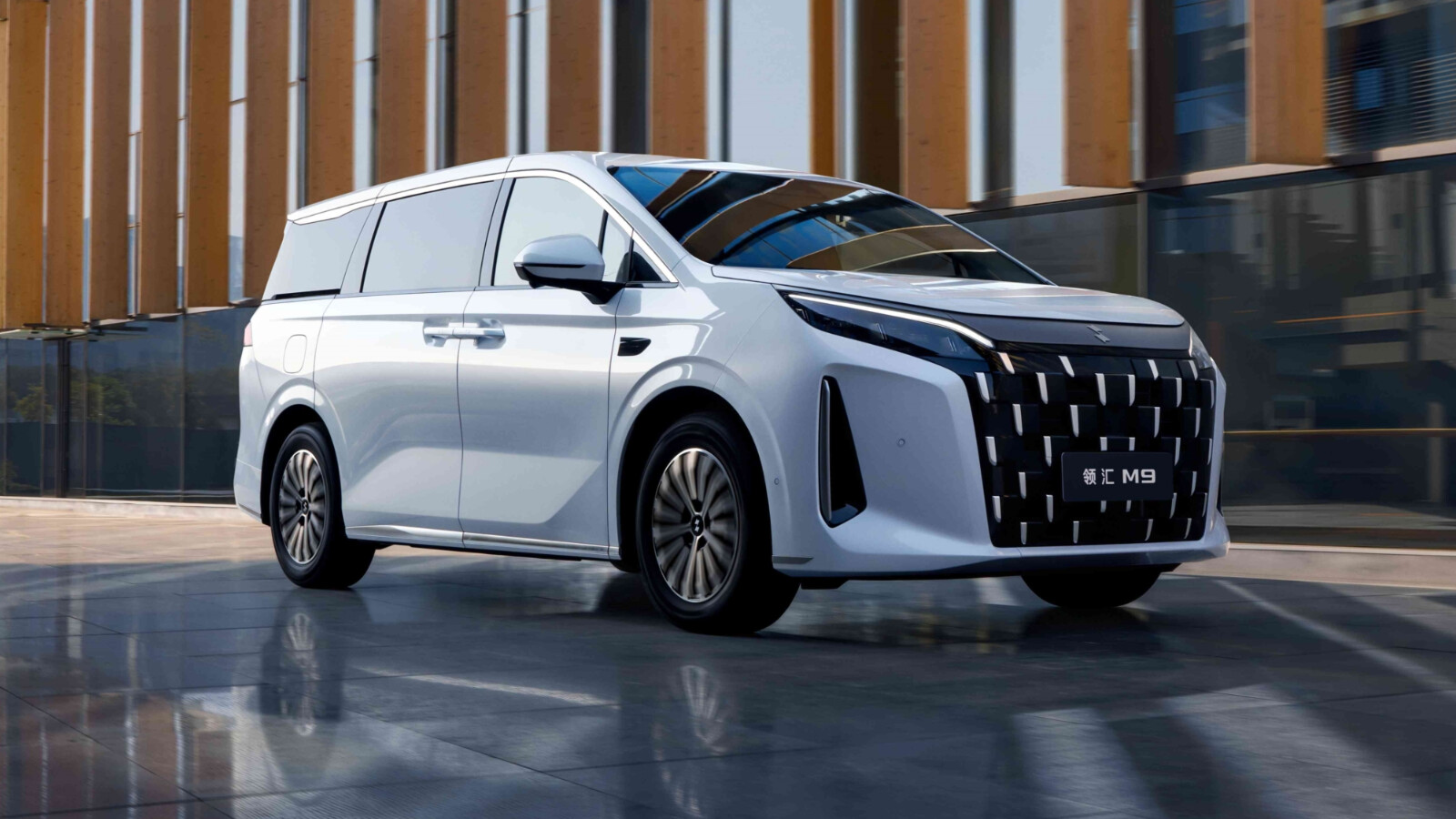 BYD Launches Luxurious 7-Seater Minivan with Massage Seats for €24,000!