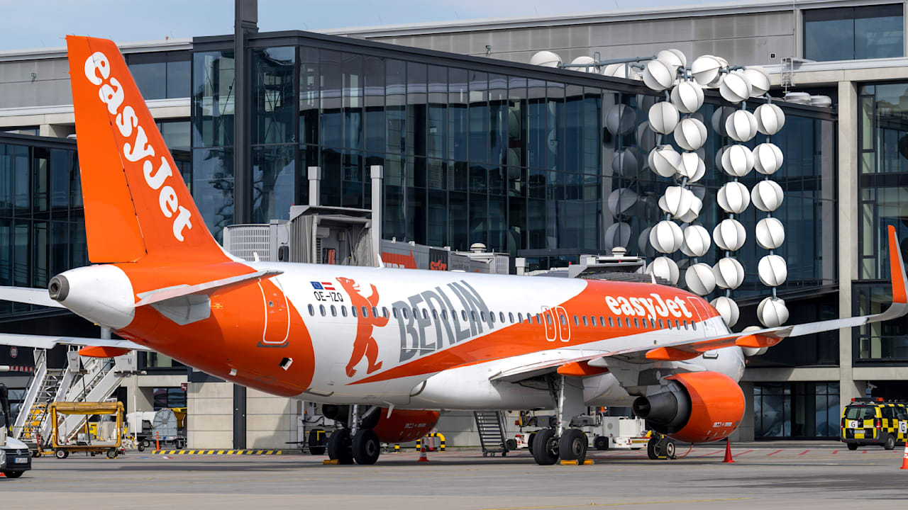Berlin Worries About Dire Consequences if EasyJet Gets Broken Up