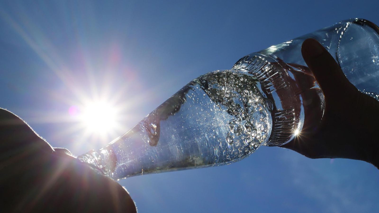 Bottled Water Recall in NRW: Bacteria Found in Popular Brands!