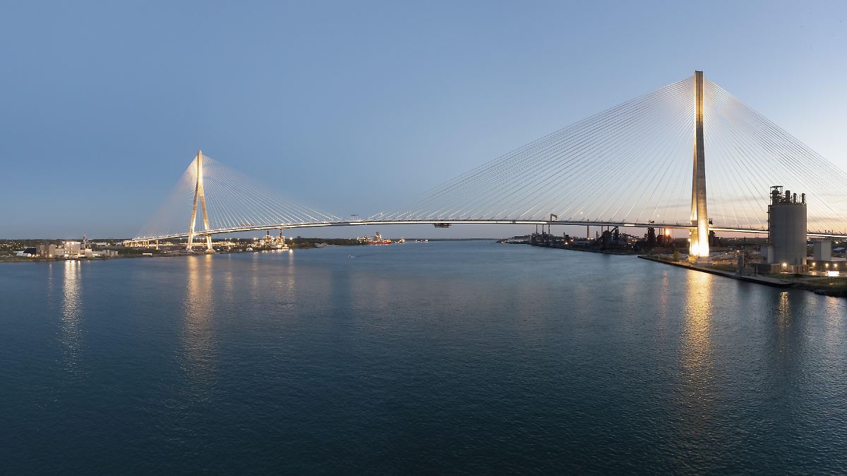 Canada’s Bridge Opening: Tensions Rise Over New US Tariffs