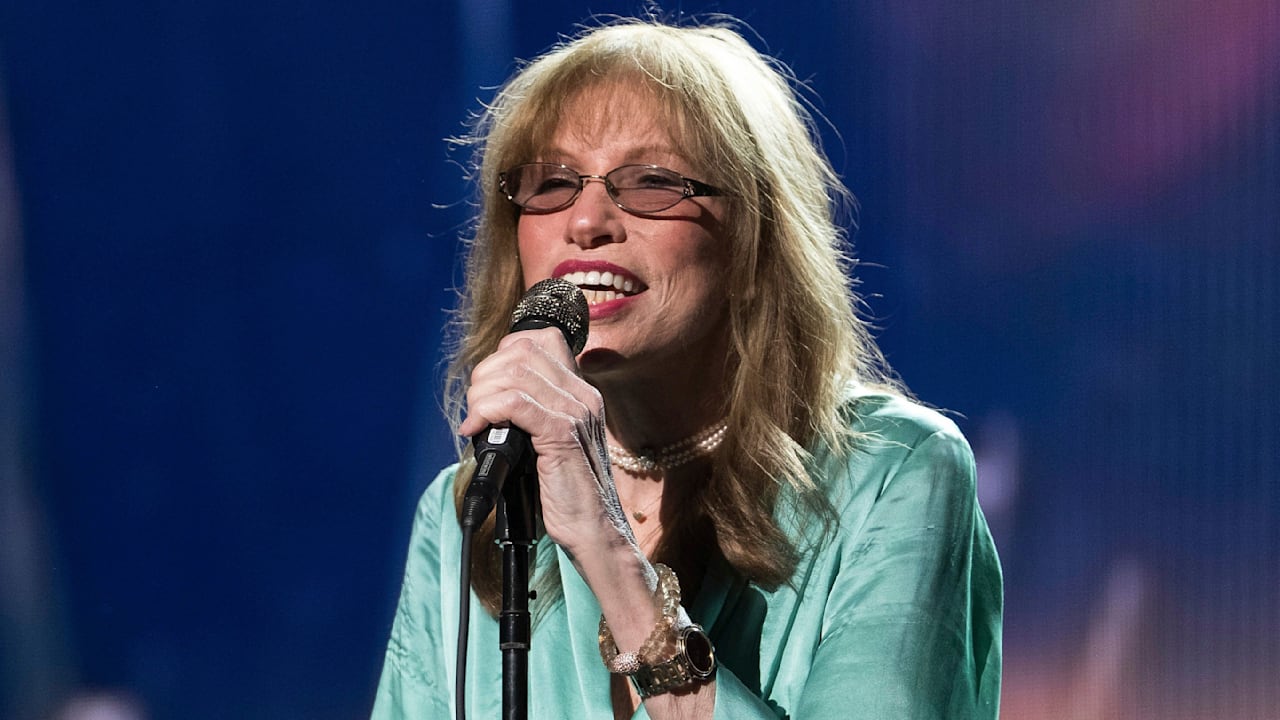 Carly Simon Opens Up About Parkinson’s: A Heartfelt Retreat from Music