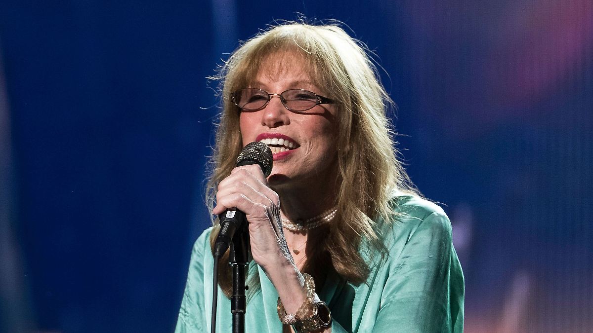 Carly Simon Reveals Parkinson’s Diagnosis: Icon Behind “You’re So Vain”
