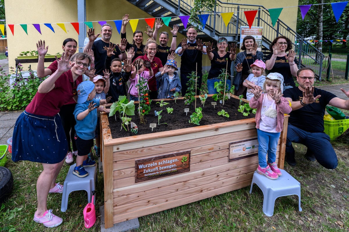 Chemnitz: Autohaus Donates Raised Beds to Local Kindergartens for Sustainability