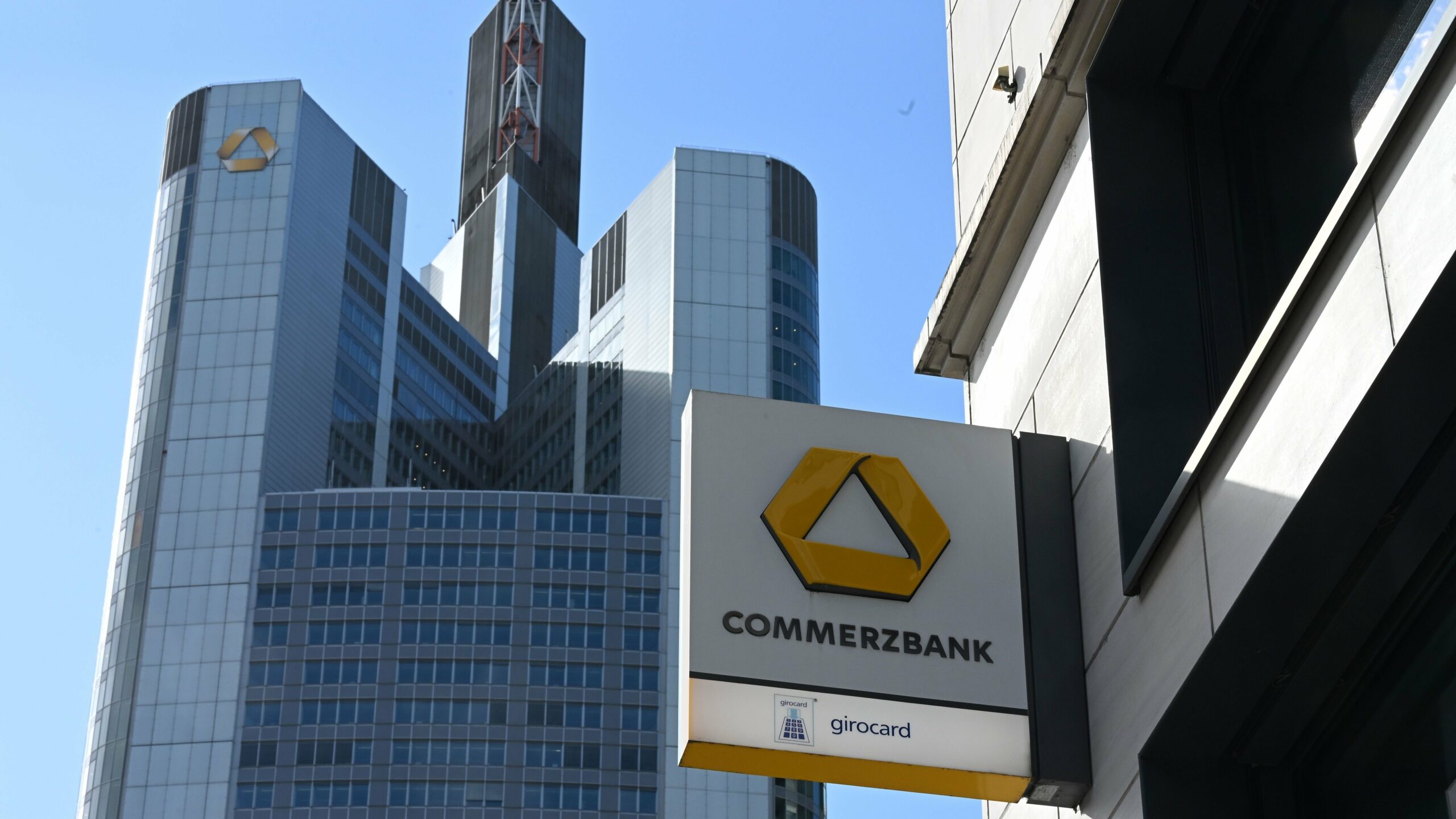 Commerzbank and UniCredit: CEO Calls for Urgent Negotiations Amid Tensions