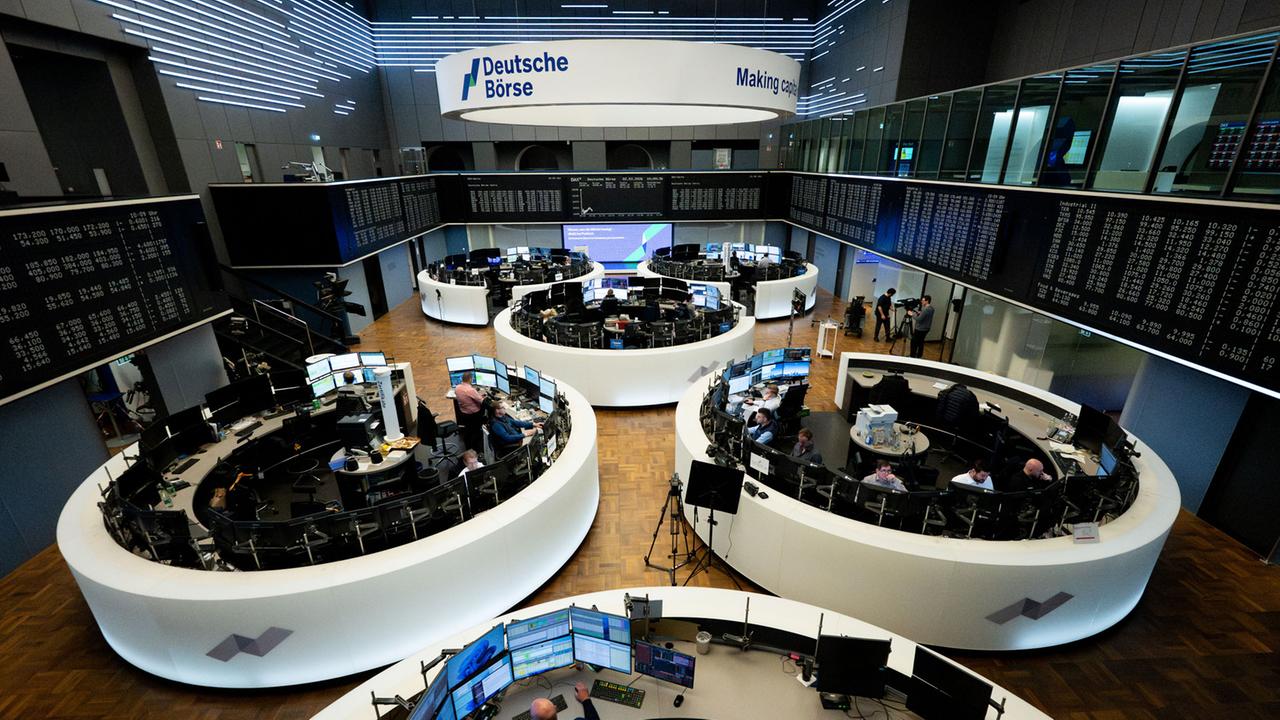 DAX Dips Below 25,000 Again: What’s Impacting the Market?
