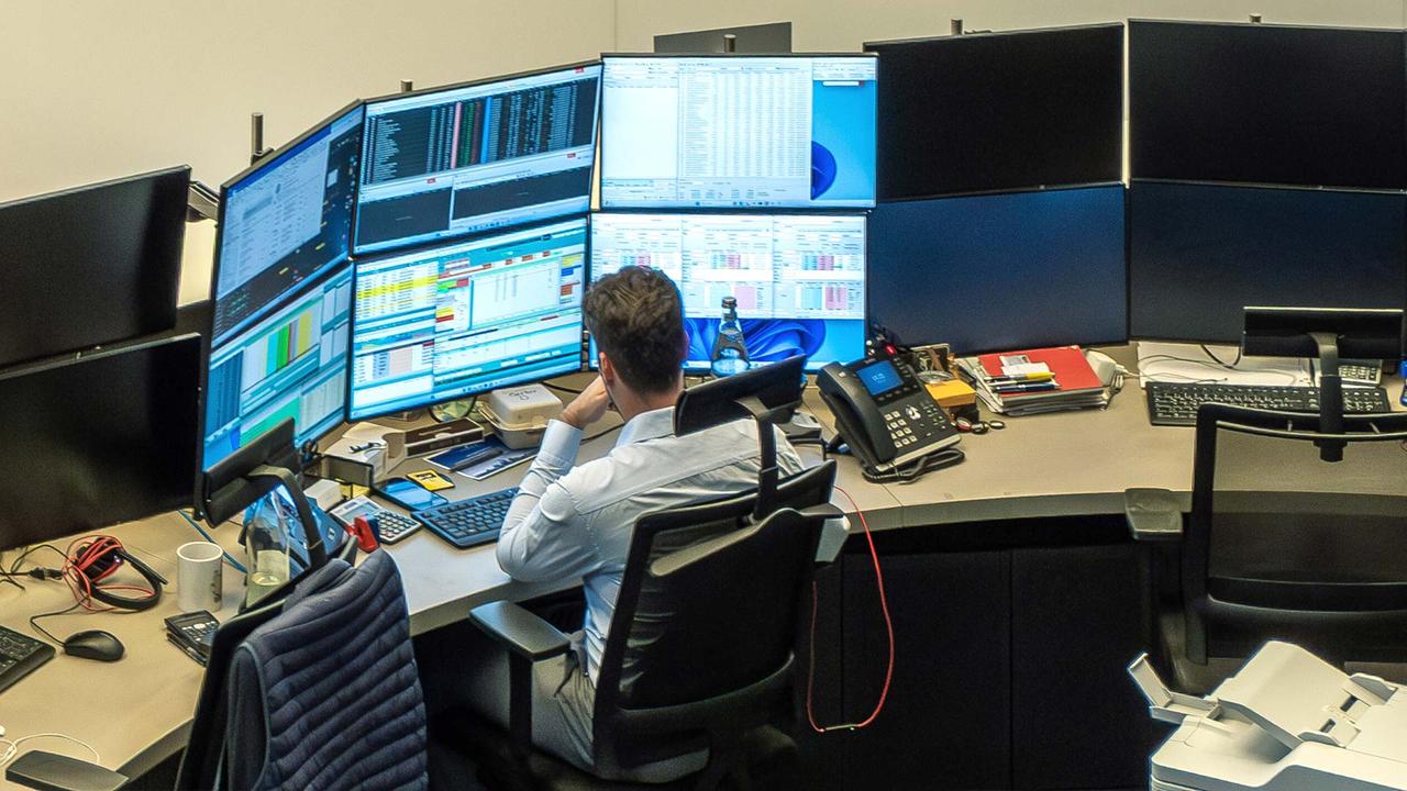 DAX Surges Past 25,000: Investors Eagerly Anticipate US Jobs Data