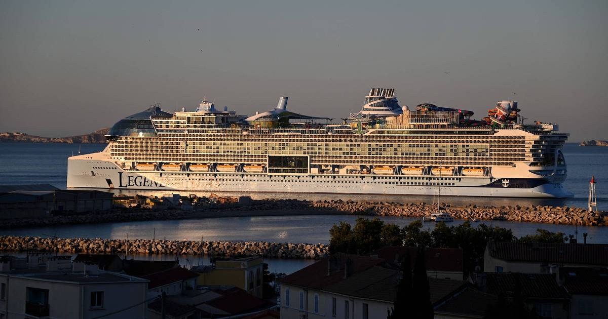 Discover the World’s Largest Cruise Ship: Stunning ‘Legend of the Seas’ Video!