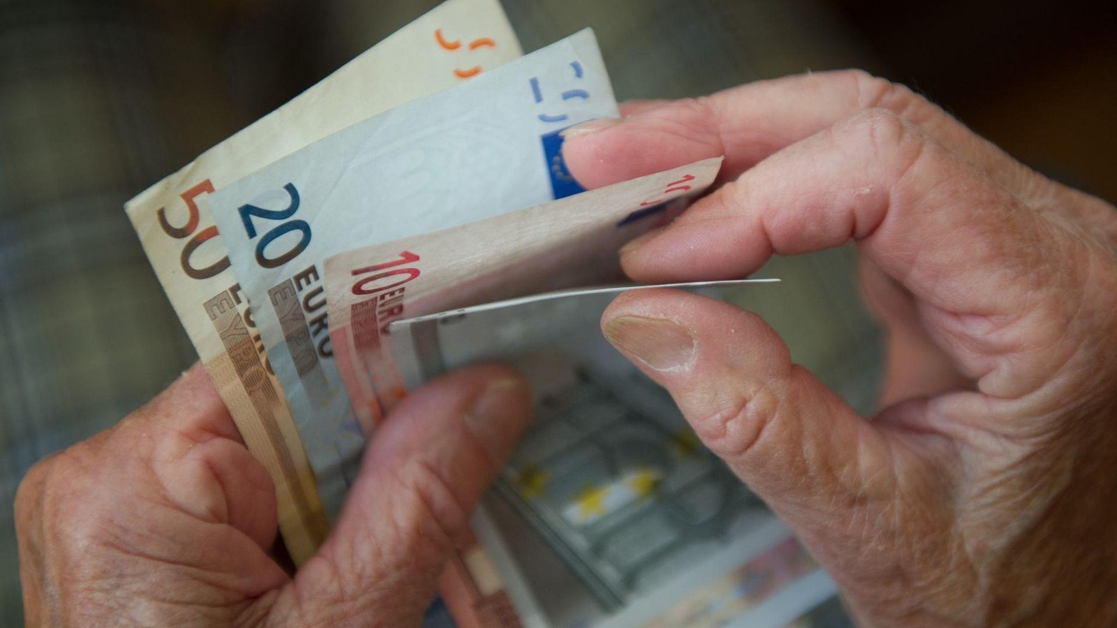 Düsseldorf’s Pension Crisis: Why Seniors Face Increasing Poverty Threats