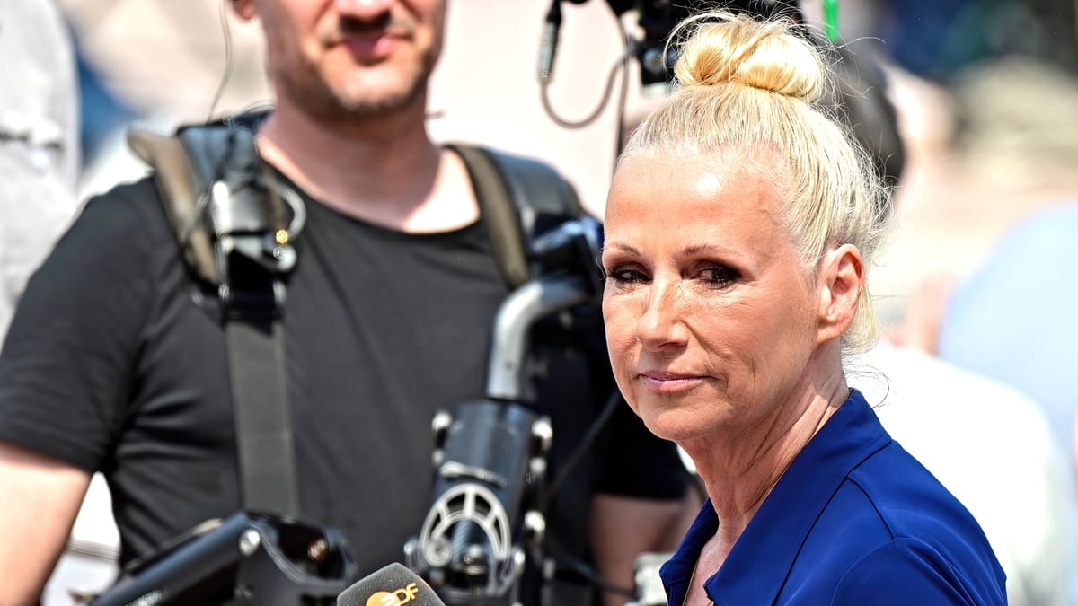 Elton Booed Live: Shocking Moments from ZDF’s Fernsehgarten!