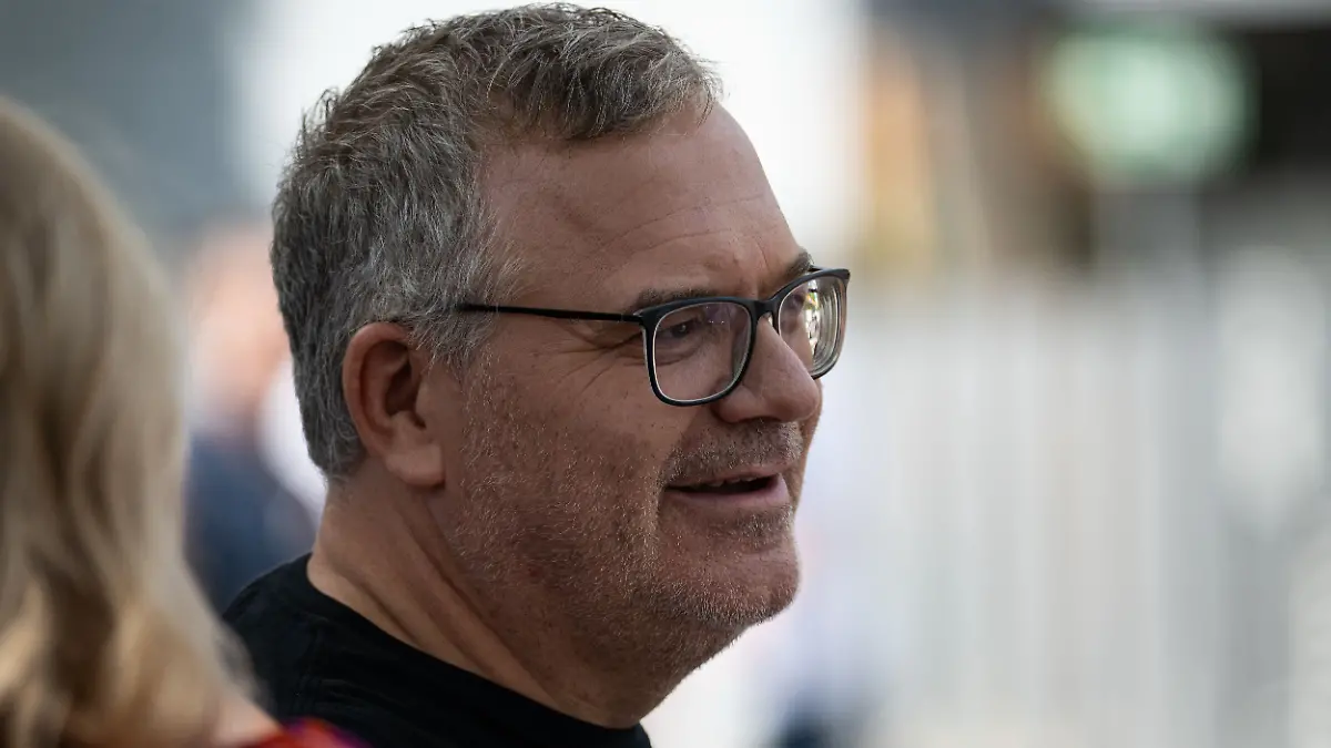Elton Booed at ZDF Fernsehgarten for Controversial Soccer Prediction!