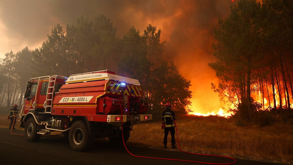 Emergency Shelters Set Up as Thousands Evacuate France Amid Wildfires