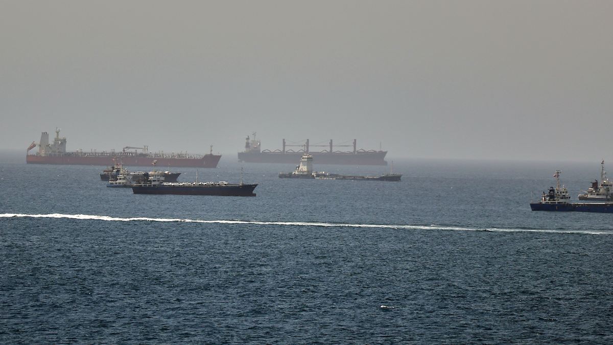 Escalation in the Middle East: Explosions in Iran and Tanker Attacks in Hormuz
