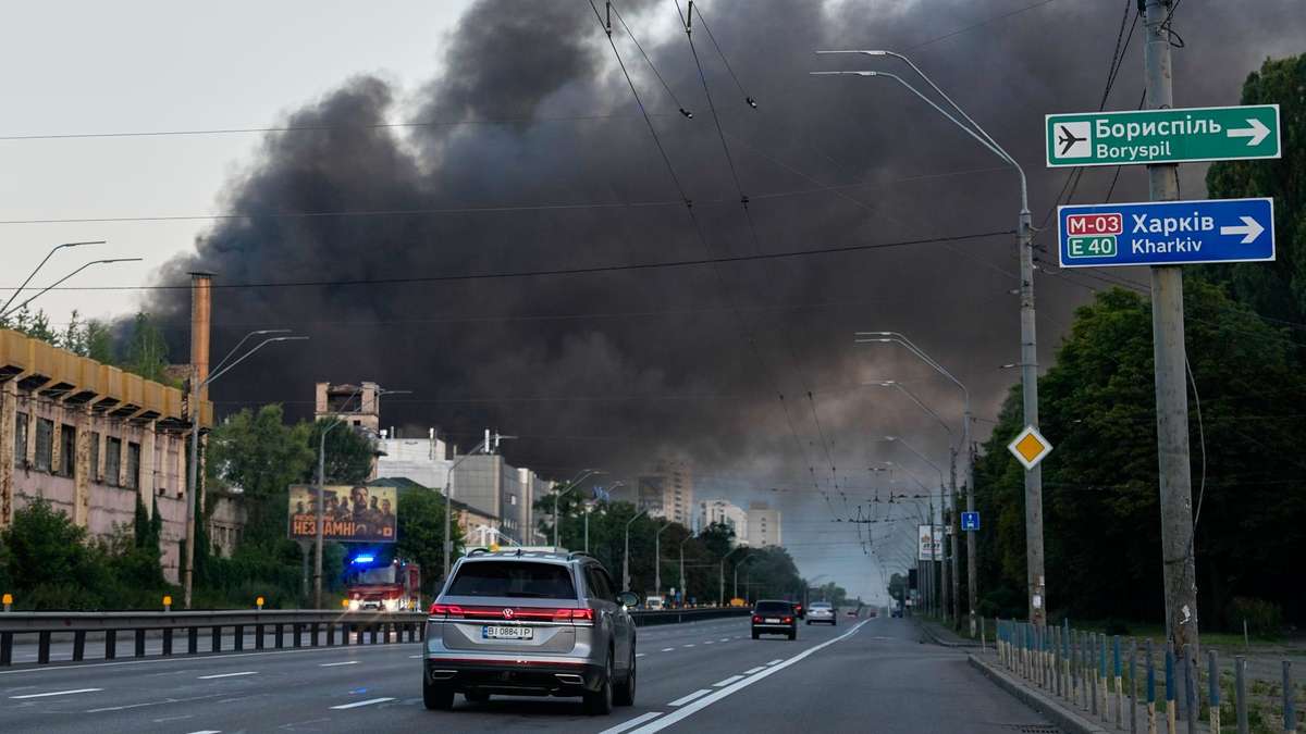 Explosions in Kyiv: Major Attack on Shopping Center Amid Ukraine War