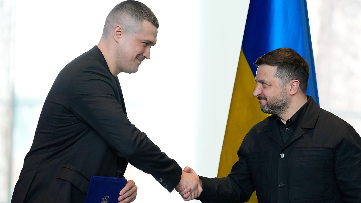 Fired Defense Minister Fedorow Emerges as a Strong Rival to Zelenskyy