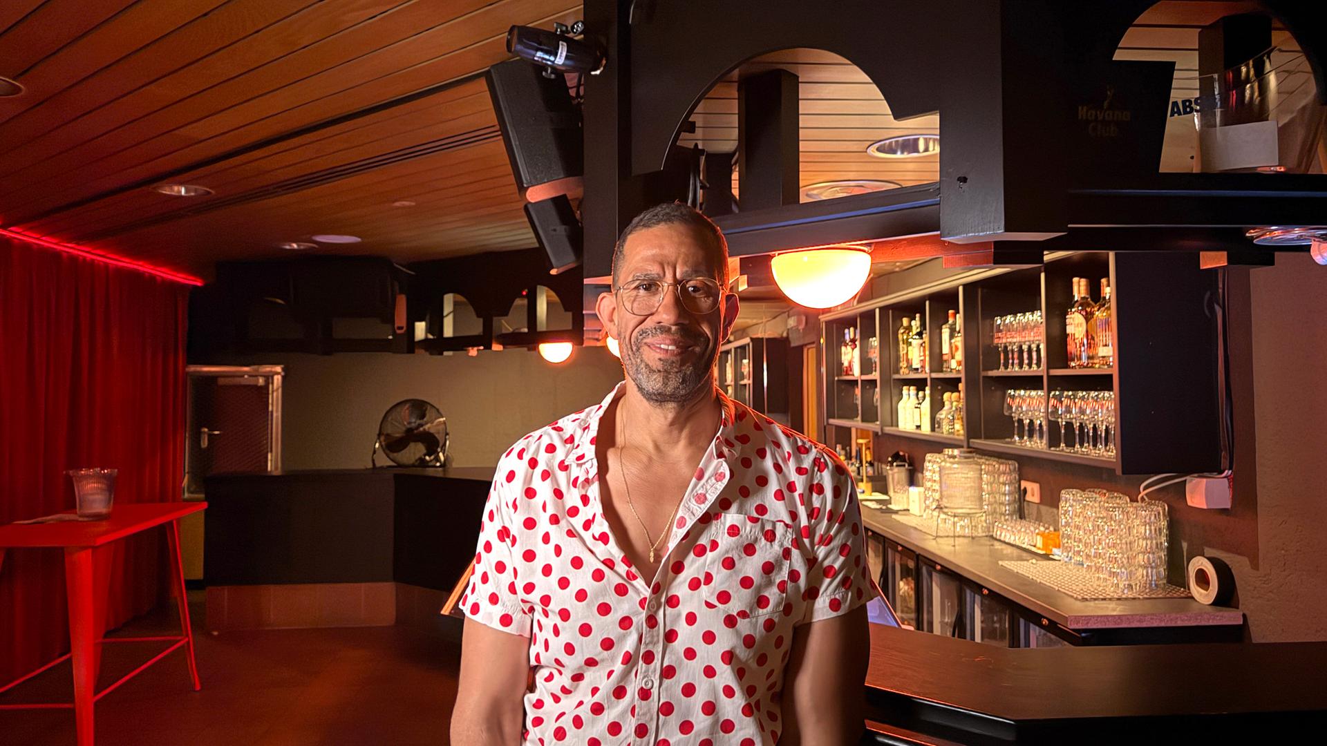 Frankfurt’s Julian Smith Transforms a Pub into a Dance Bar Experience
