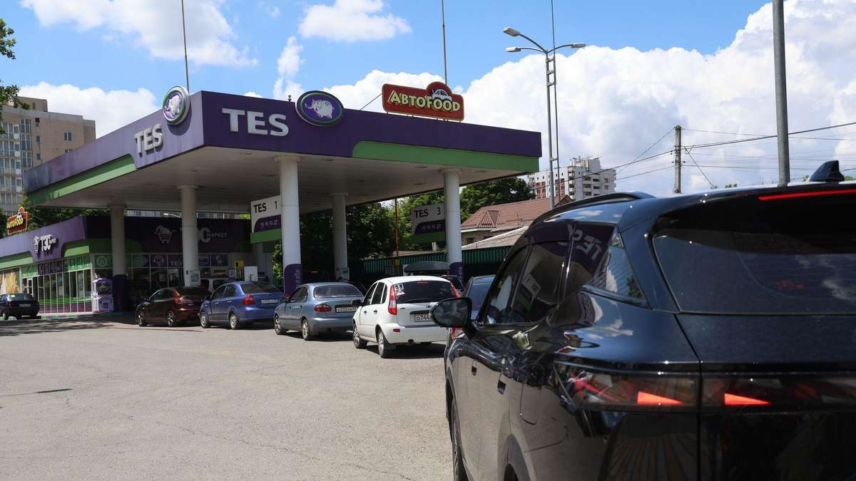 Fuel Crisis in Crimea Worsens: Putin Orders Urgent Aid for Residents