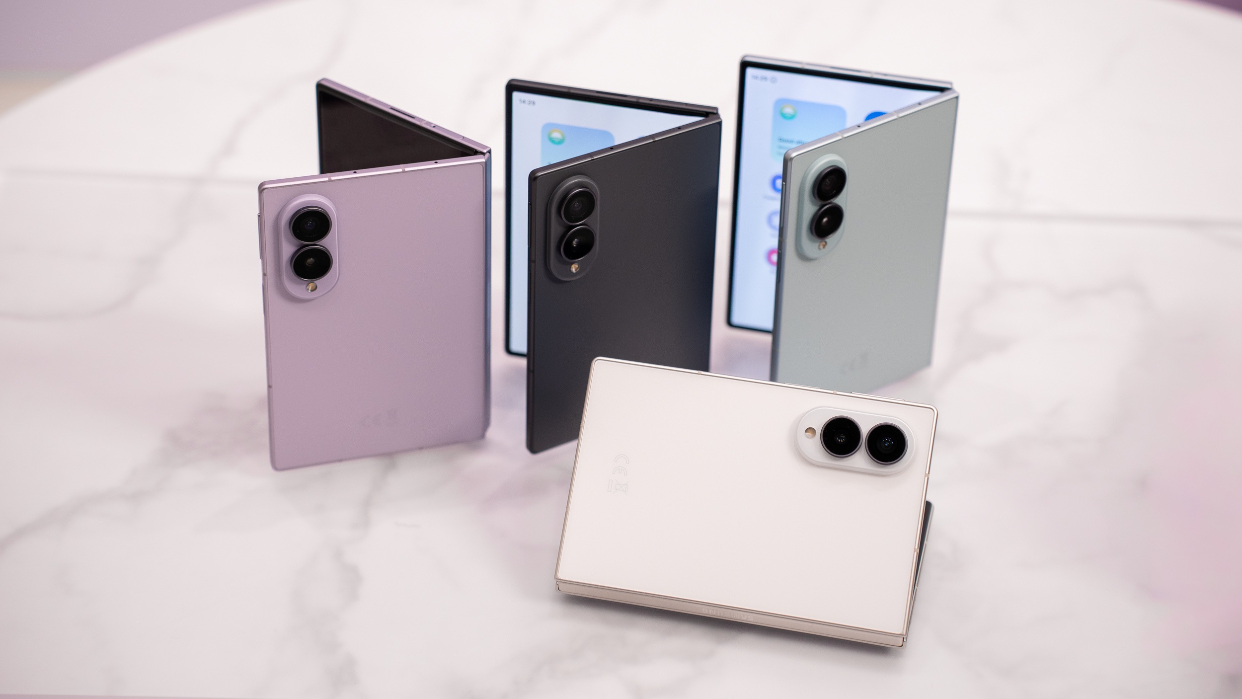 Galaxy Z Fold 8 at €1,709: A €500 Cheaper iPhone Ultra Rival!