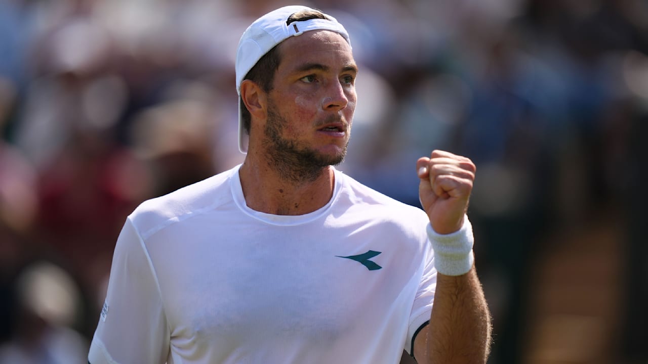 German Tennis Sensation Struff Shocks Medvedev at Wimbledon!