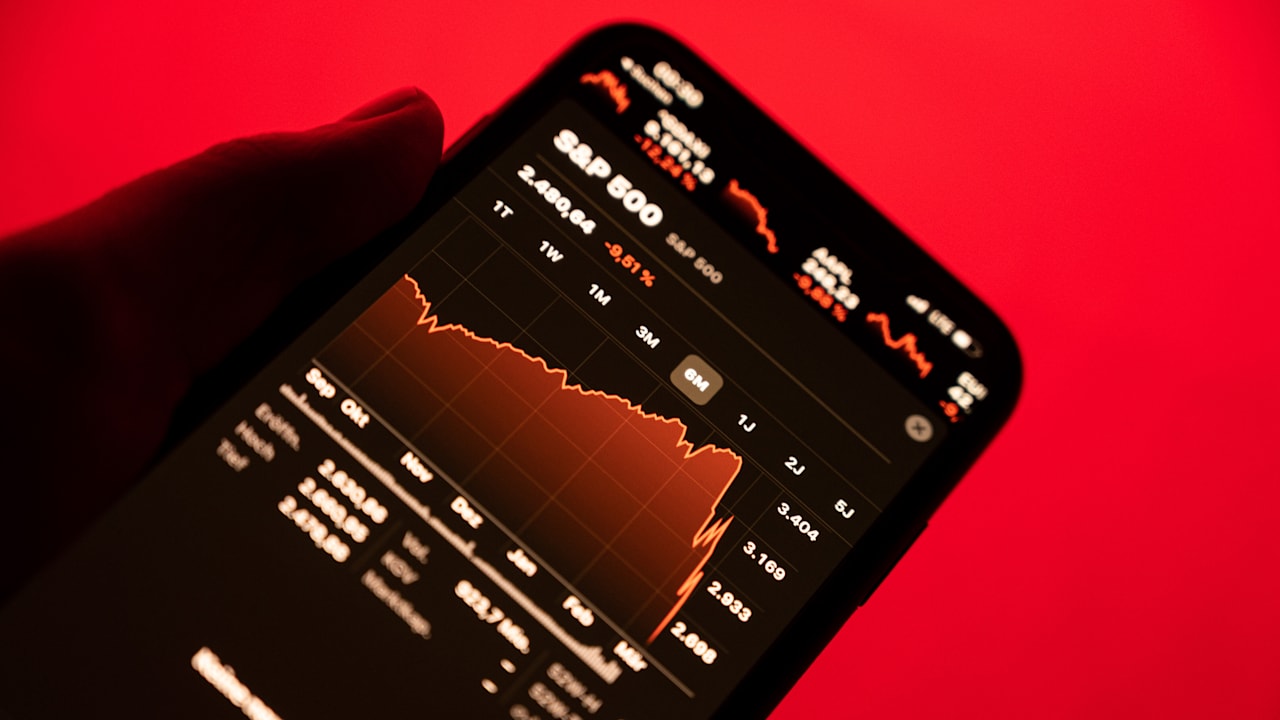 Global Tech Stocks Plunge: Impact of Market Turmoil on Investors