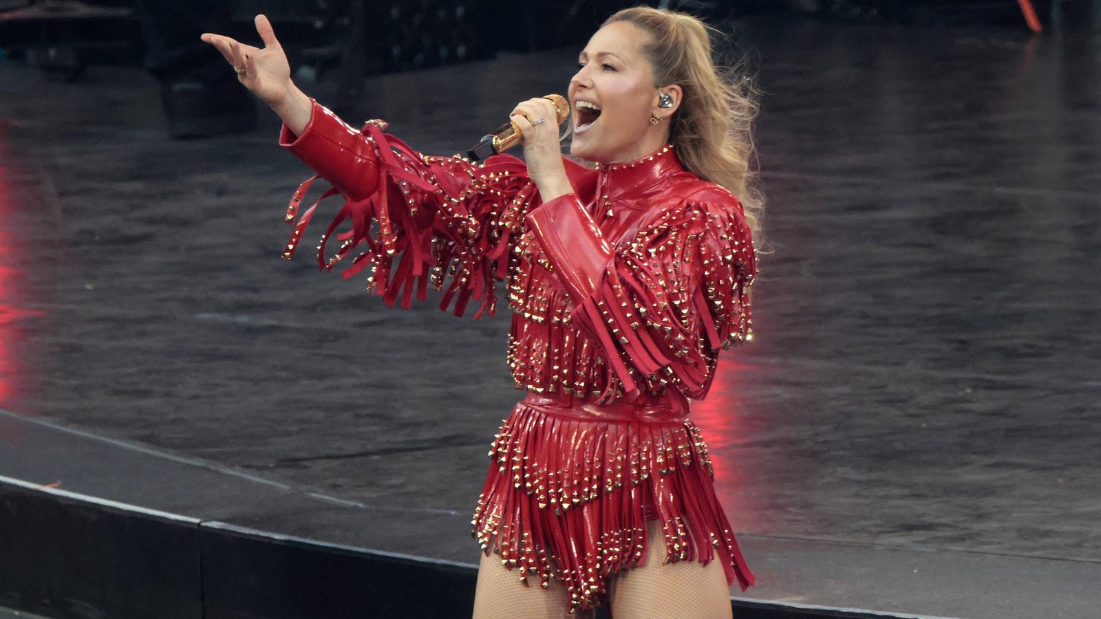 Helene Fischer Brings Young Fan on Stage in Hamburg: A Taylor Swift Moment!