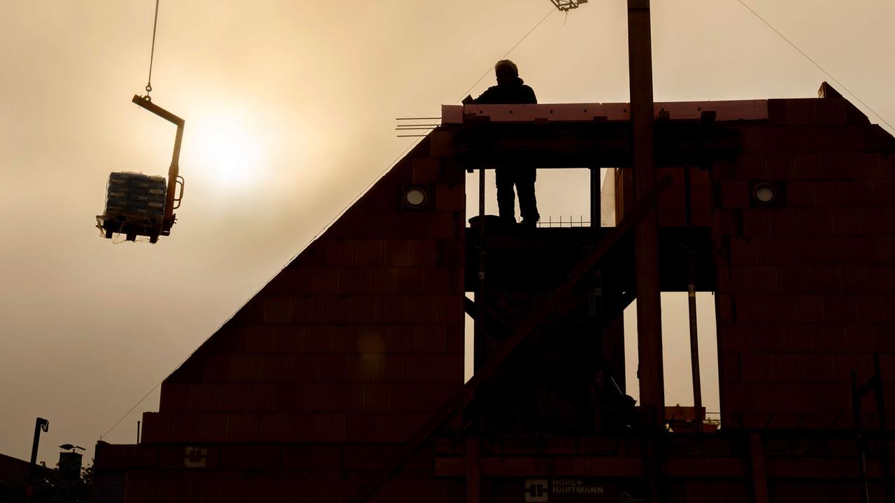 Housing Market Pessimism: What’s Behind the Declining Business Outlook?