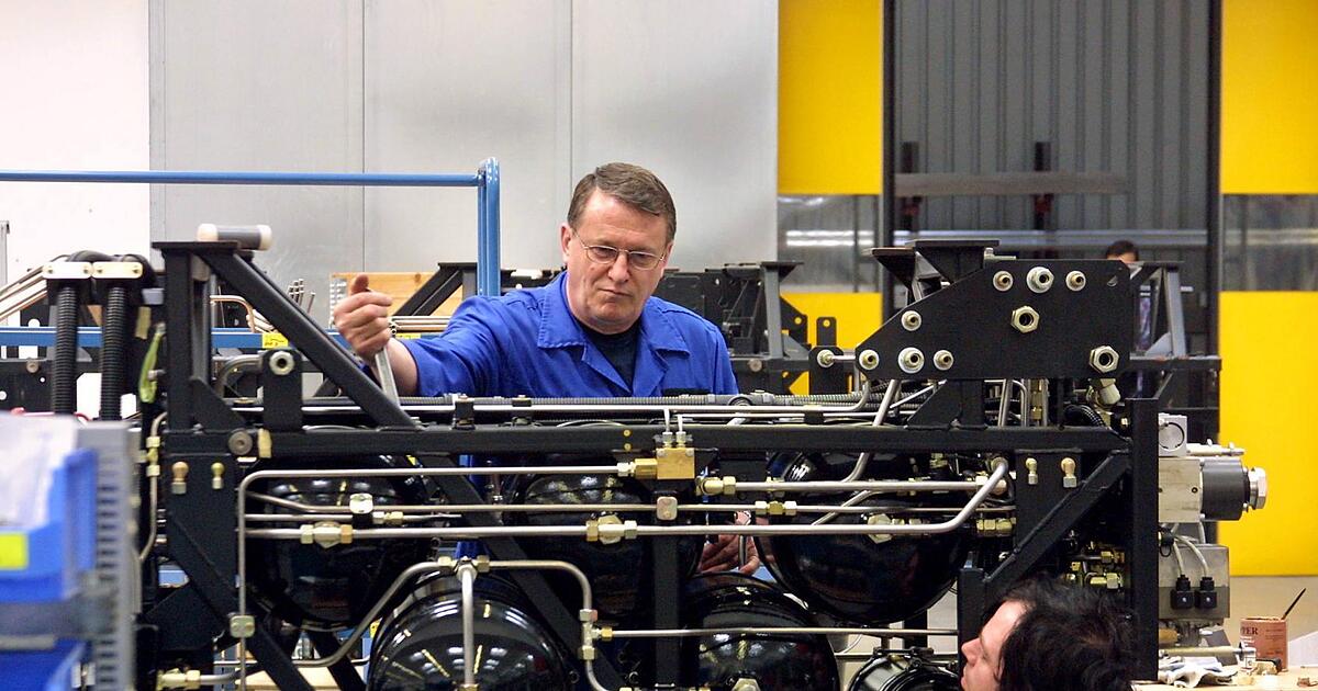 How Much Does Knorr-Bremse’s CEO Earn Compared to Employee Salaries?