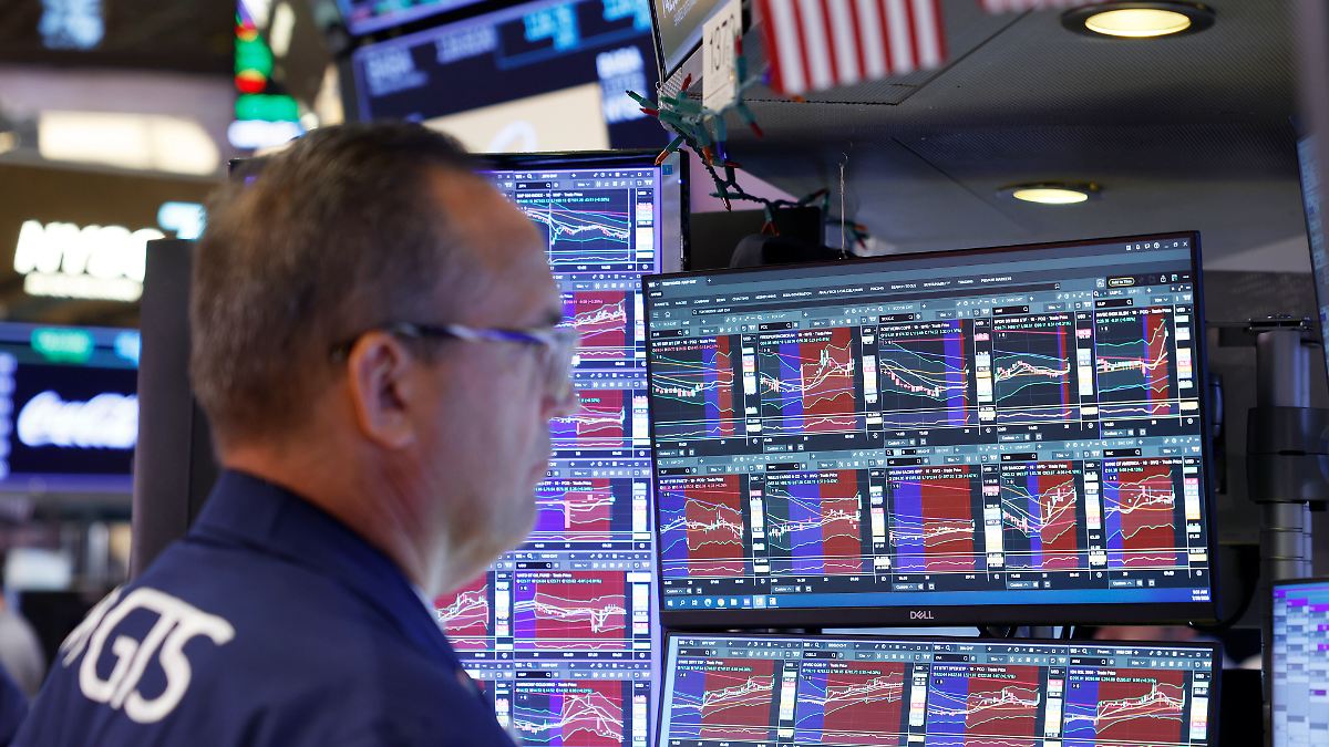 Intel Shares Drop Nearly 8%: Tech Sector Sell-Off Continues Amid AI Fears