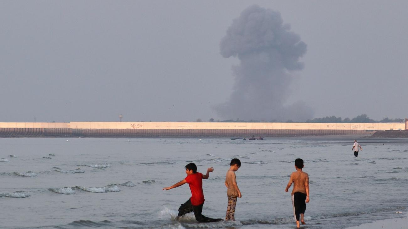 Iran Conflict Update: US Strikes Bridges Amid Negotiations with Pakistan