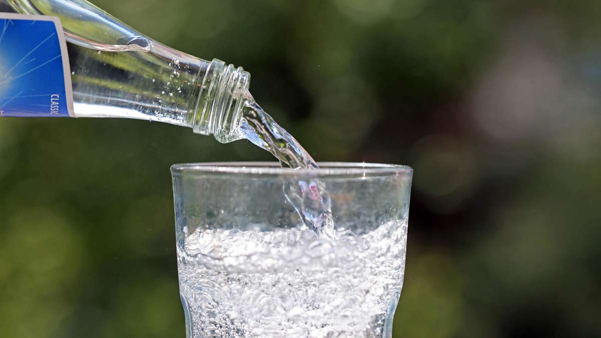 Is Sparkling Mineral Water Healthier for Your Teeth Than Soda?