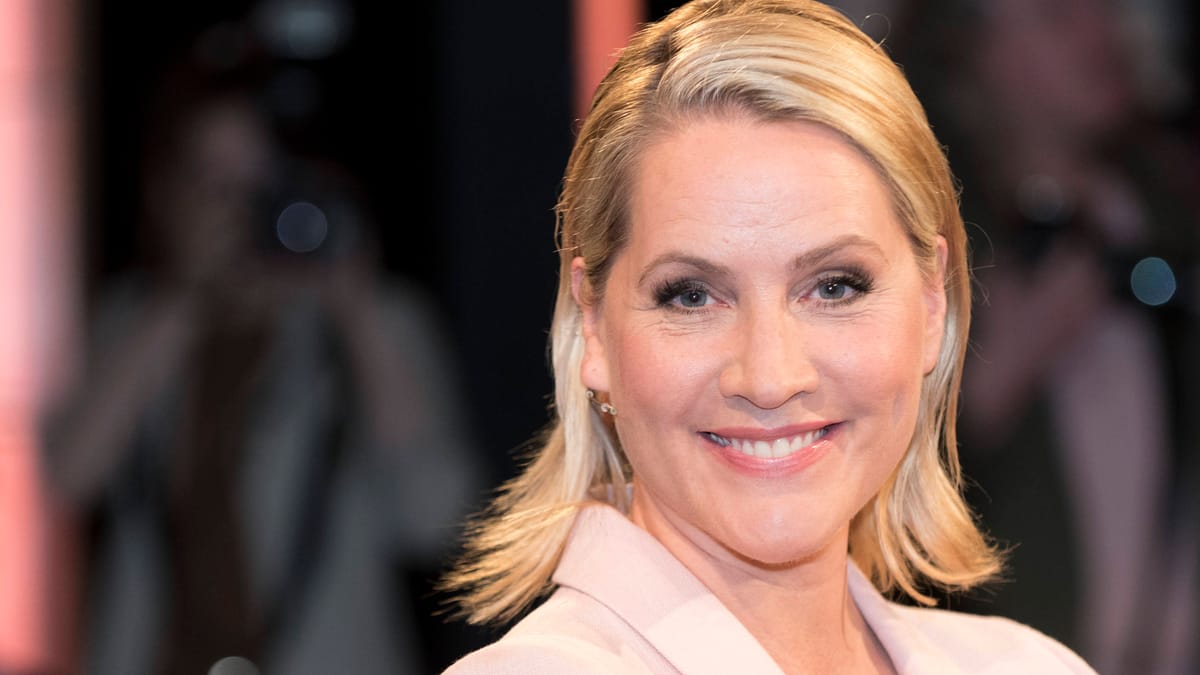 Judith Rakers’ Beach Video Sparks Hilarious Fatherly Warning!