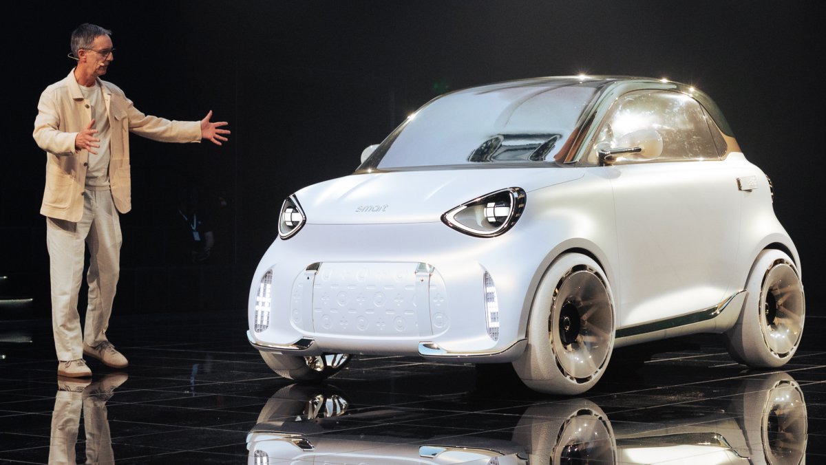 June Car Registrations: EV Sales Surge as Combustion Vehicles Decline