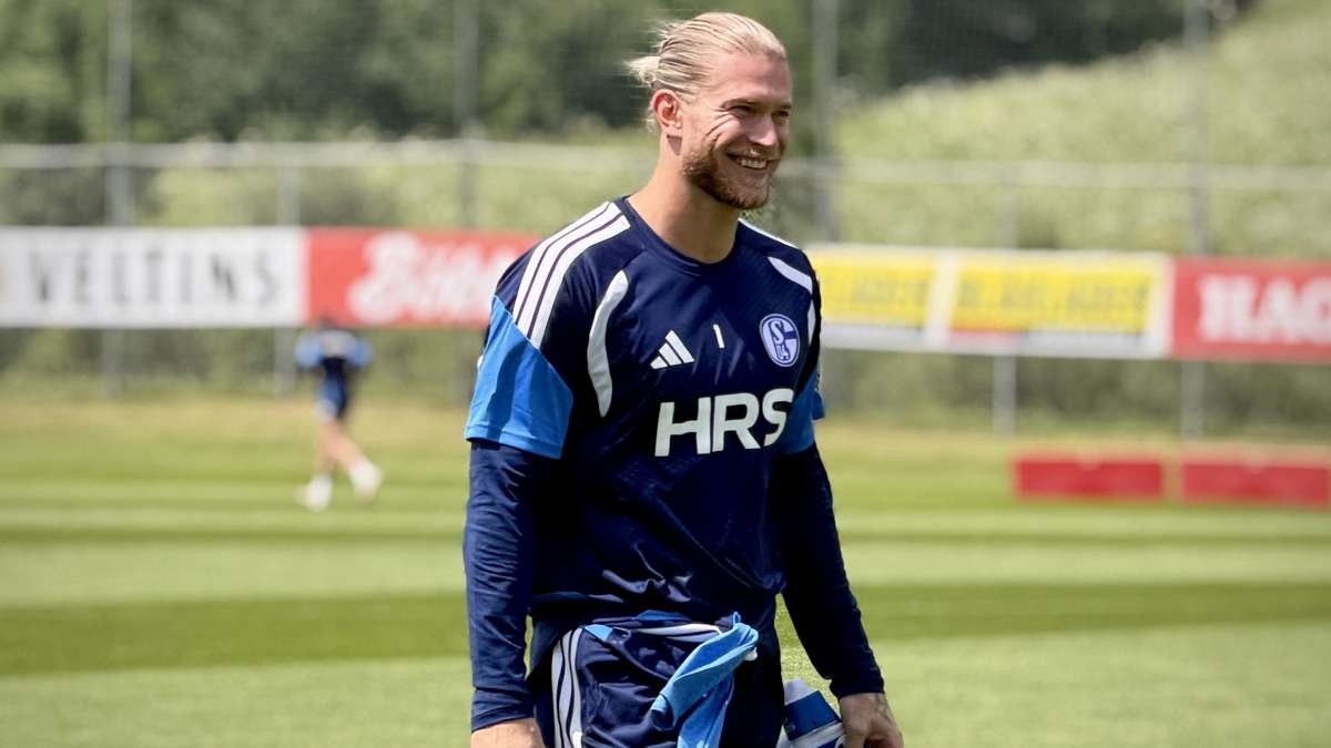 Karius Stuns Fans at Schalke Training Camp: A Memorable Moment!