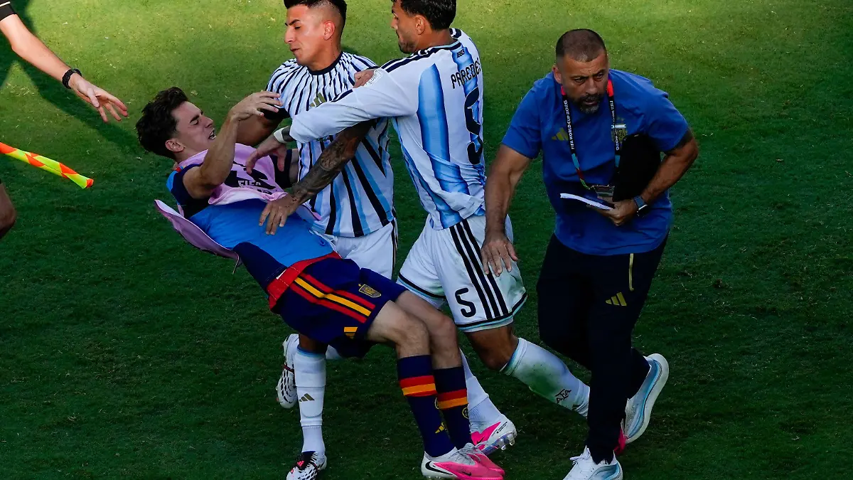 Leandro Paredes’ Post-Final Brawl Shocks Fans After Argentina vs. Spain Match