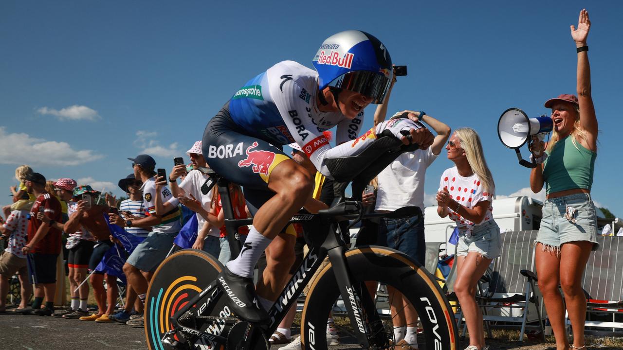 Lipowitz’s Crash Overshadows Evenepoel’s Victory at Tour de France