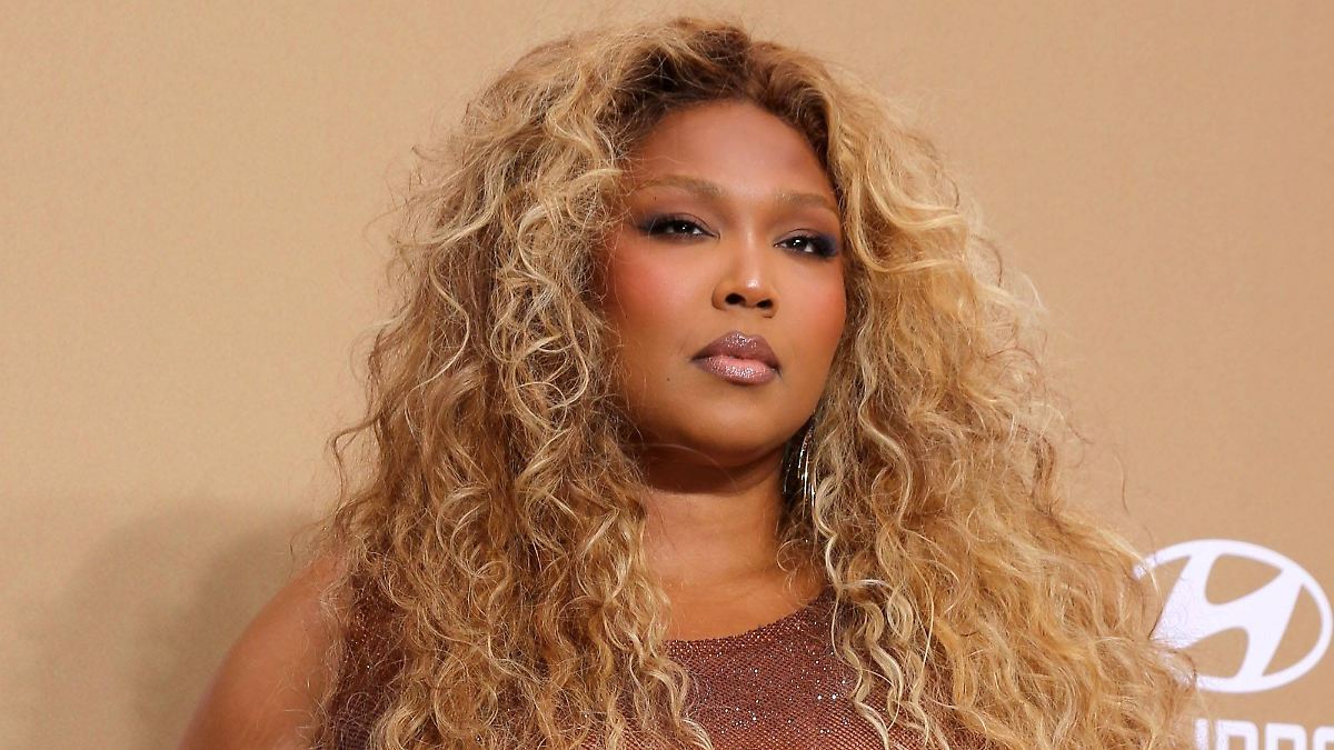 Lizzo Strikes Back: “Sexy, Plus-Size, and Fabulous” in Swimsuit Shoot!