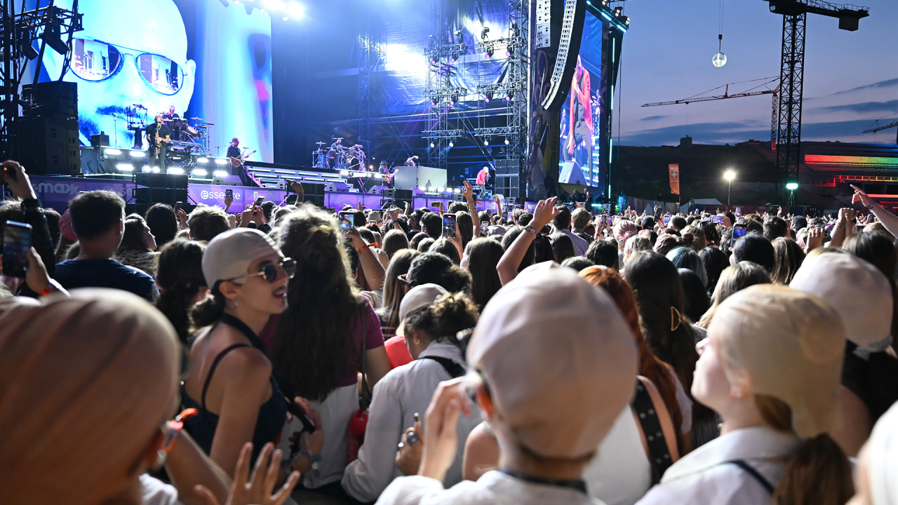 Lollapalooza Highlights: Pitbull Rocks as Fans Celebrate with Bling and Fun!