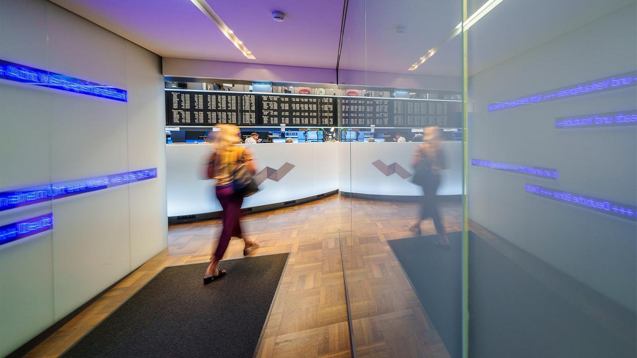 Market Report: Tech Sell-off Sends Global Stock Markets Tumbling