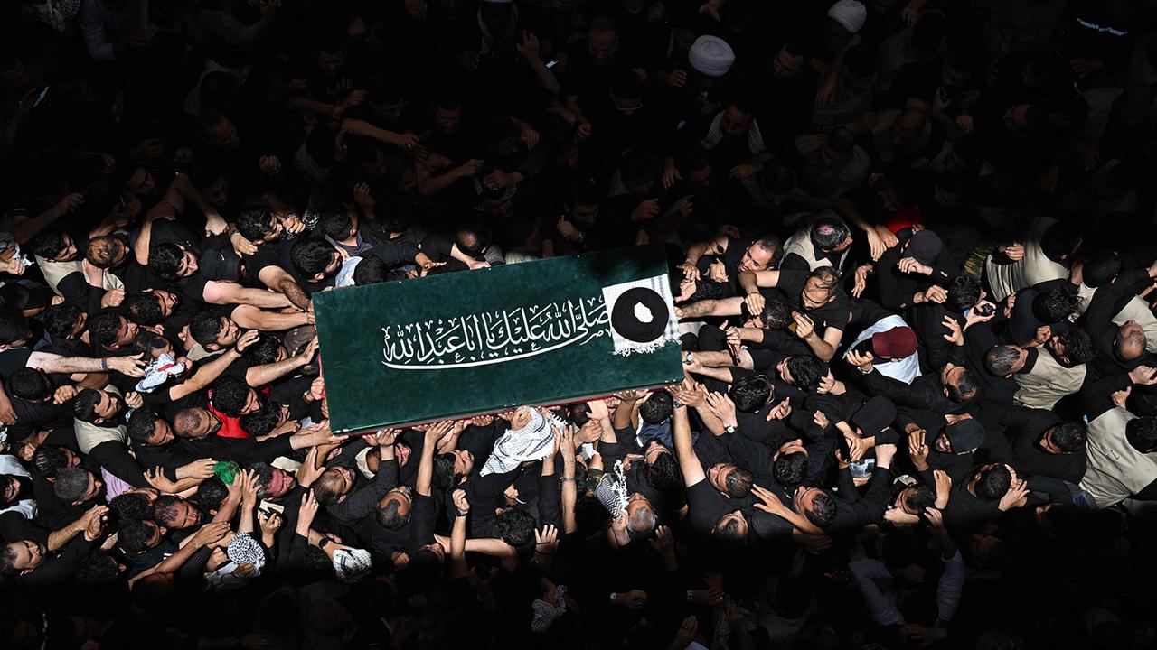 Mass Mourning Procession for Slain Chamenei in Iraq: A Powerful Demonstration